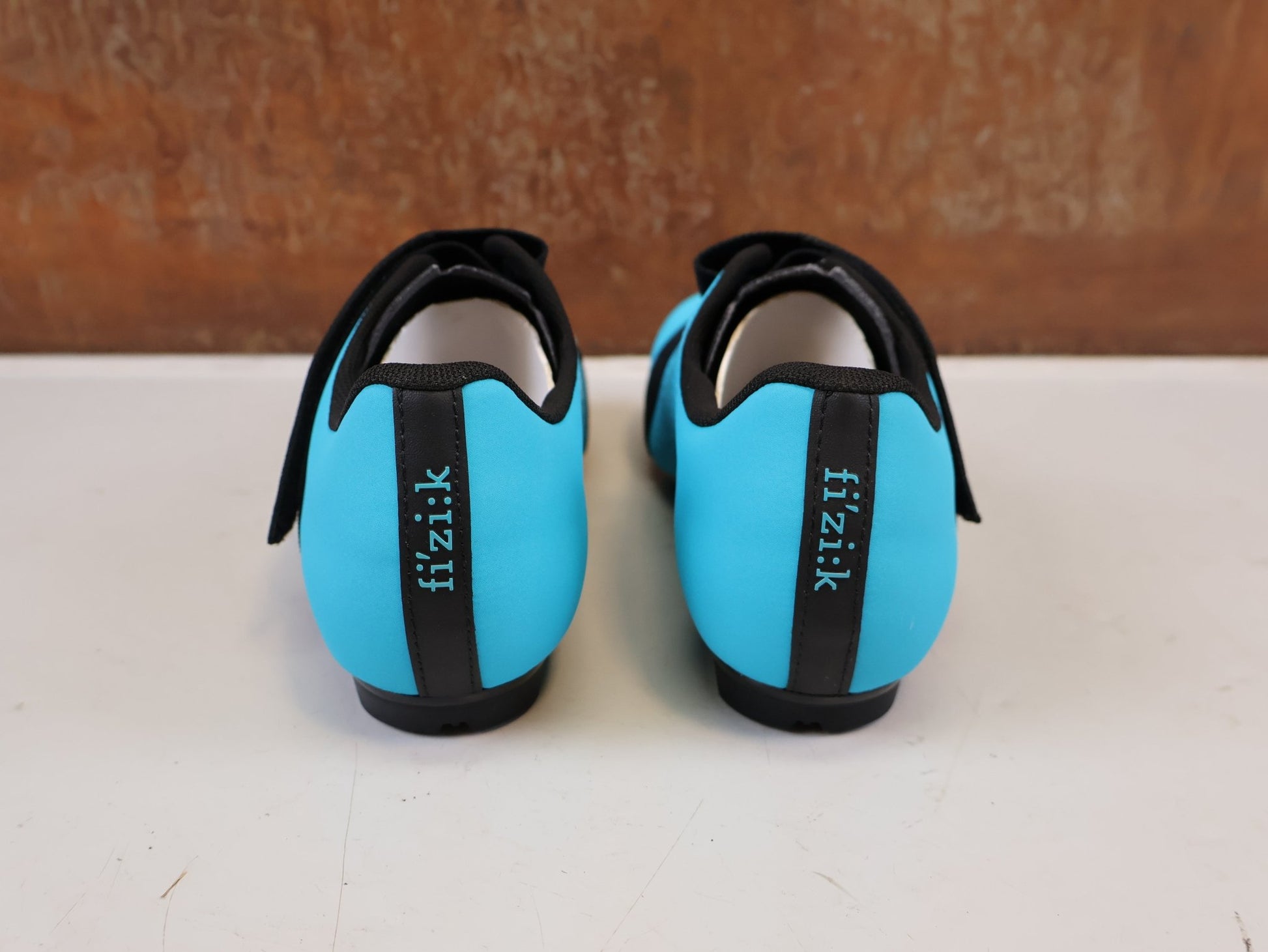 RR-Herrenschuhe von Fizik, FIZIK TEMPO POWERSTRAP R5 RENNSCHUH BLUE BLACK vor USEDBIKES-OB.DE Hintergrund