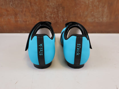 RR-Herrenschuhe von Fizik, FIZIK TEMPO POWERSTRAP R5 RENNSCHUH BLUE BLACK vor USEDBIKES-OB.DE Hintergrund