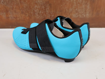 RR-Herrenschuhe von Fizik, FIZIK TEMPO POWERSTRAP R5 RENNSCHUH BLUE BLACK vor USEDBIKES-OB.DE Hintergrund