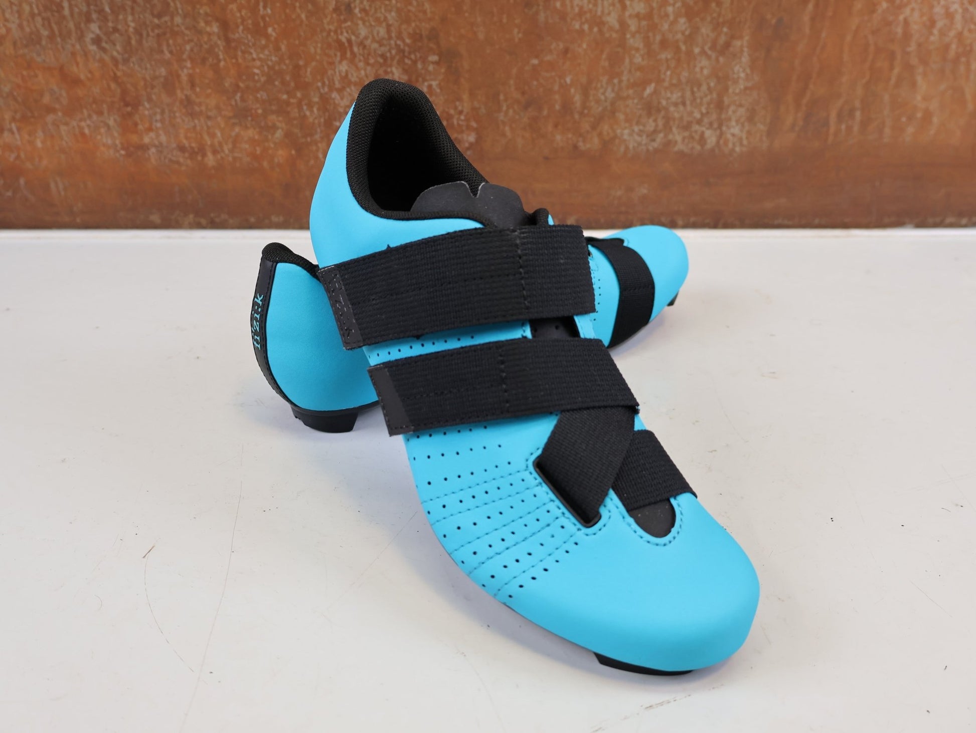 RR-Herrenschuhe von Fizik, FIZIK TEMPO POWERSTRAP R5 RENNSCHUH BLUE BLACK vor USEDBIKES-OB.DE Hintergrund