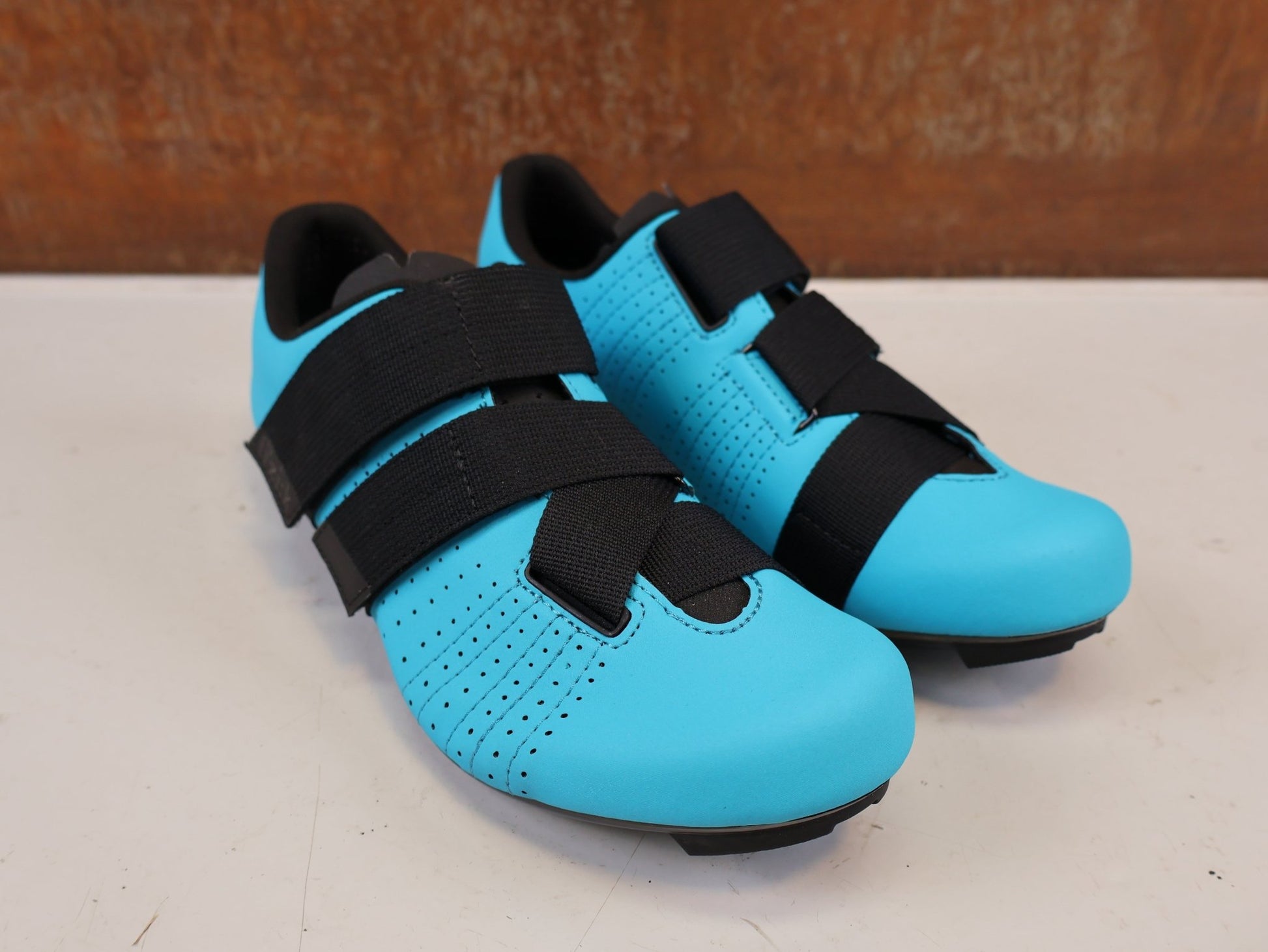 RR-Herrenschuhe von Fizik, FIZIK TEMPO POWERSTRAP R5 RENNSCHUH BLUE BLACK vor USEDBIKES-OB.DE Hintergrund