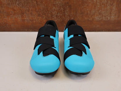 RR-Herrenschuhe von Fizik, FIZIK TEMPO POWERSTRAP R5 RENNSCHUH BLUE BLACK vor USEDBIKES-OB.DE Hintergrund