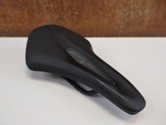 Sattel von Fizik, FIZIK TERRA ARGO X3 SATTEL / 150MM / GRAVEL & ALLROAD / KIUM - STREBEN / SCHWARZ vor USEDBIKES - OB.DE Hintergrund
