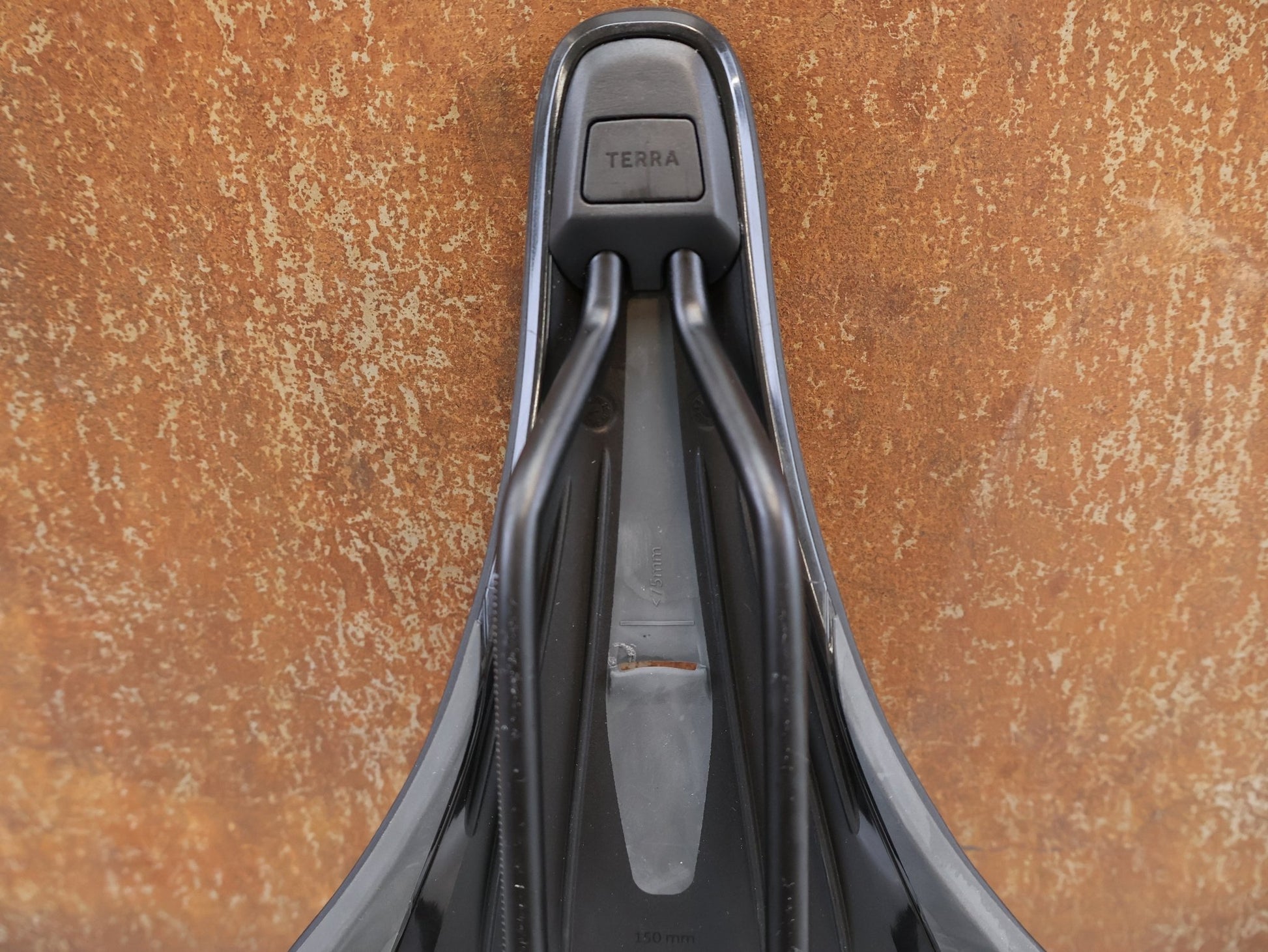 Sattel von Fizik, FIZIK TERRA ARGO X3 SATTEL / 150MM / GRAVEL & ALLROAD / KIUM - STREBEN / SCHWARZ vor USEDBIKES - OB.DE Hintergrund