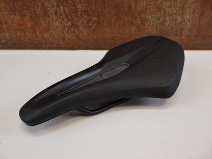 Sattel von Fizik, FIZIK TERRA ARGO X3 SATTEL / 150MM / GRAVEL & ALLROAD / KIUM - STREBEN / SCHWARZ vor USEDBIKES - OB.DE Hintergrund