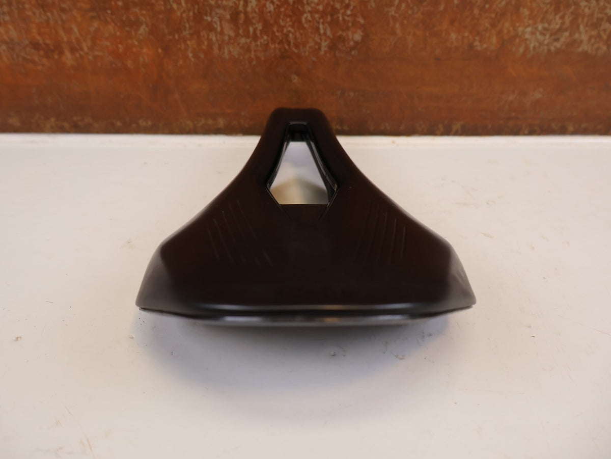 Sattel von Fizik, FIZIK VENTO ARGO R1 CARBON SATTEL 140 MM 185G vor USEDBIKES-OB.DE Hintergrund