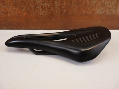 Sattel von Fizik, FIZIK VENTO ARGO R1 CARBON SATTEL 140 MM 185G vor USEDBIKES-OB.DE Hintergrund