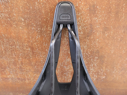 Sattel von Fizik, FIZIK VENTO ARGO R1 CARBON SATTEL 140 MM 185G vor USEDBIKES-OB.DE Hintergrund