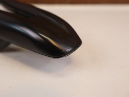Sattel von Fizik, FIZIK VENTO ARGO R1 CARBON SATTEL 140 MM 185G vor USEDBIKES-OB.DE Hintergrund