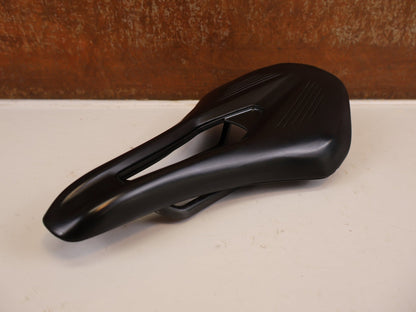 Sattel von Fizik, FIZIK VENTO ARGO R1 CARBON SATTEL 140 MM 185G vor USEDBIKES-OB.DE Hintergrund