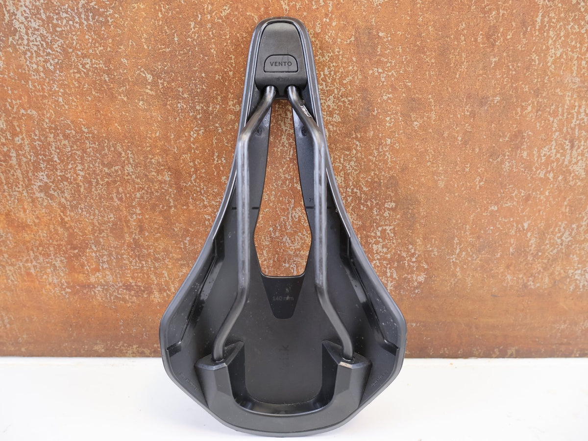 Sattel von Fizik, FIZIK VENTO ARGO R1 CARBON SATTEL 140 MM 185G vor USEDBIKES-OB.DE Hintergrund