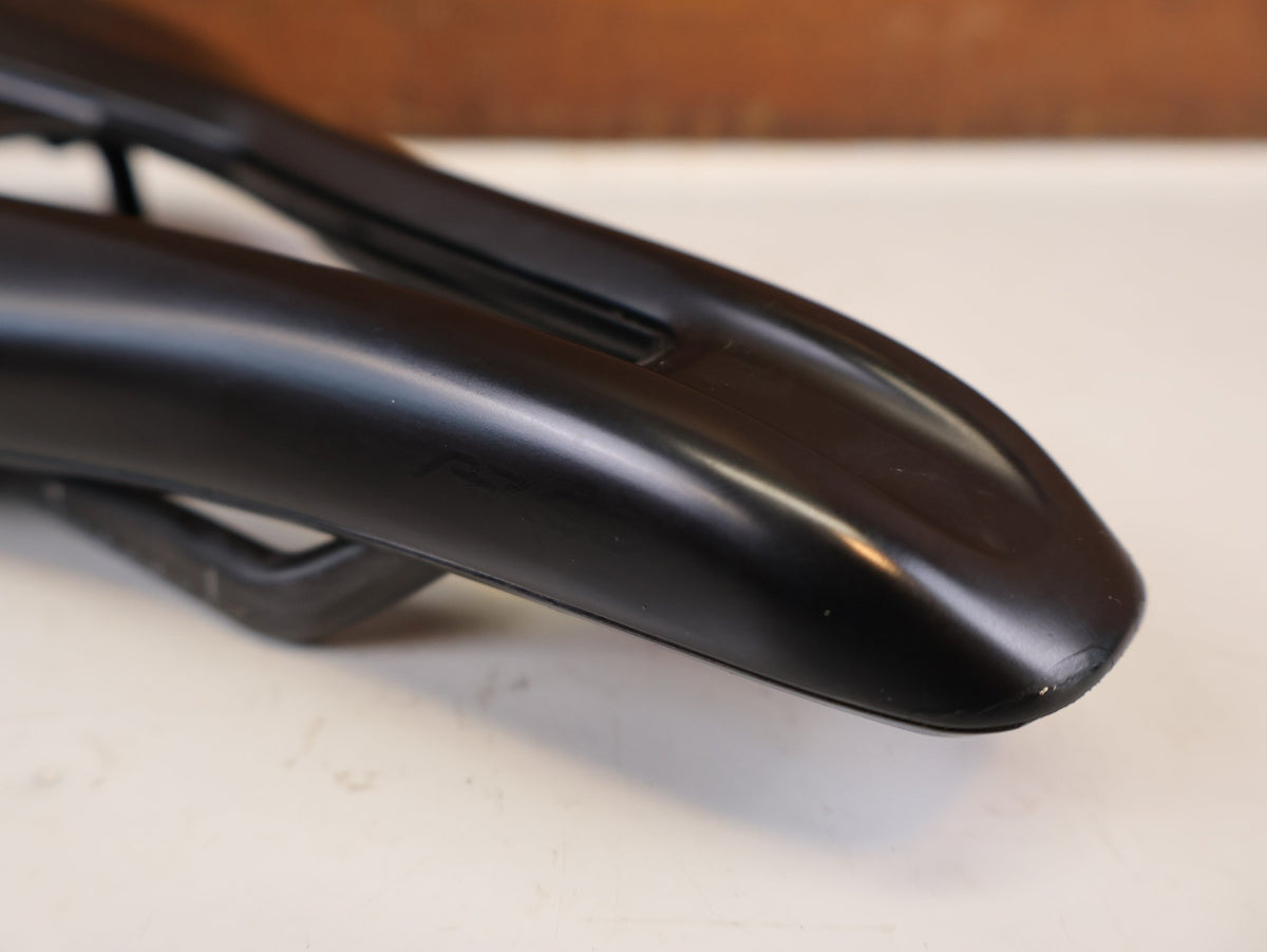 Sattel von Fizik, FIZIK VENTO ARGO R1 CARBON SATTEL 140 MM 185G vor USEDBIKES-OB.DE Hintergrund
