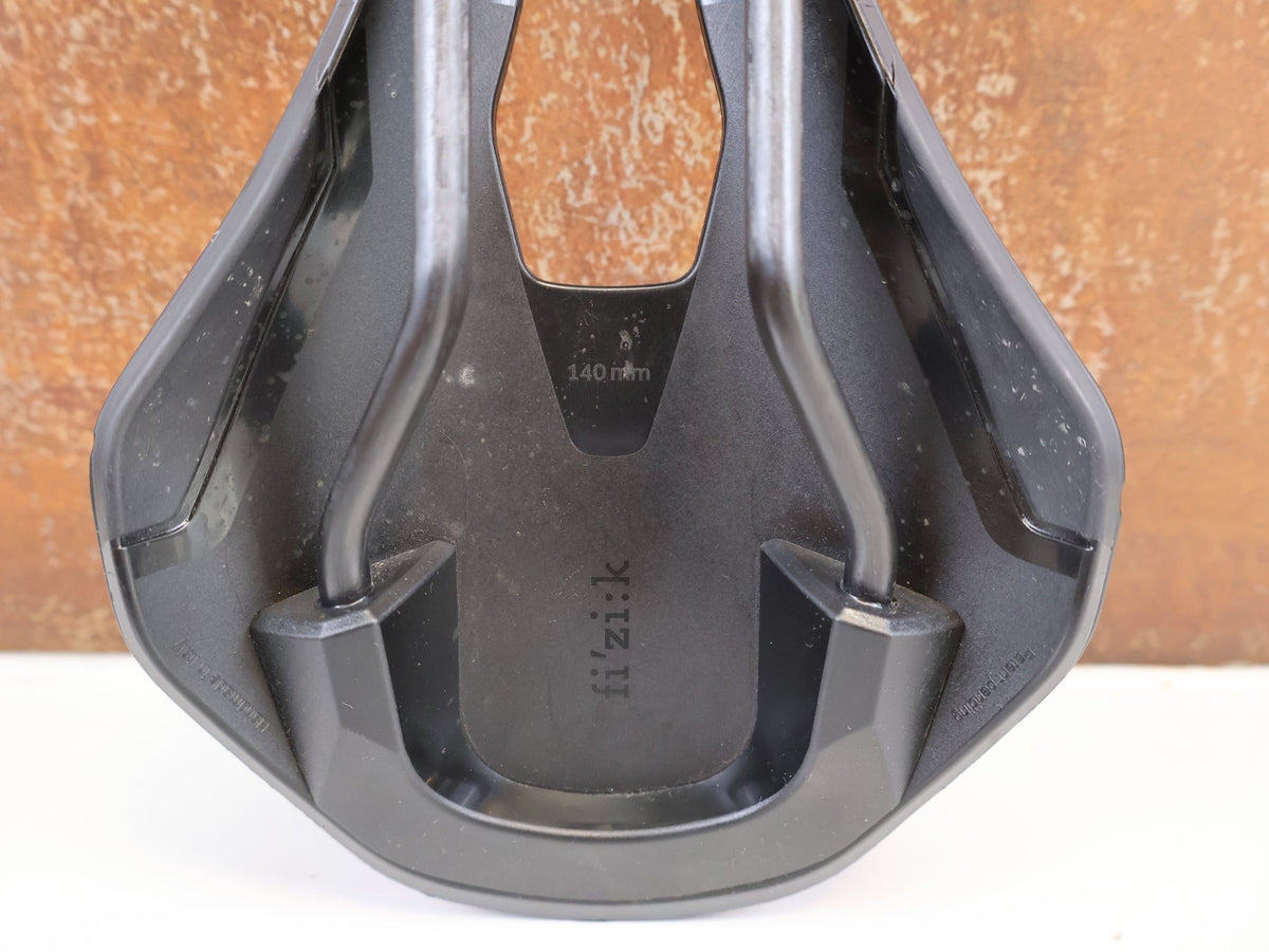 Sattel von Fizik, FIZIK VENTO ARGO R1 CARBON SATTEL 140 MM 185G vor USEDBIKES-OB.DE Hintergrund