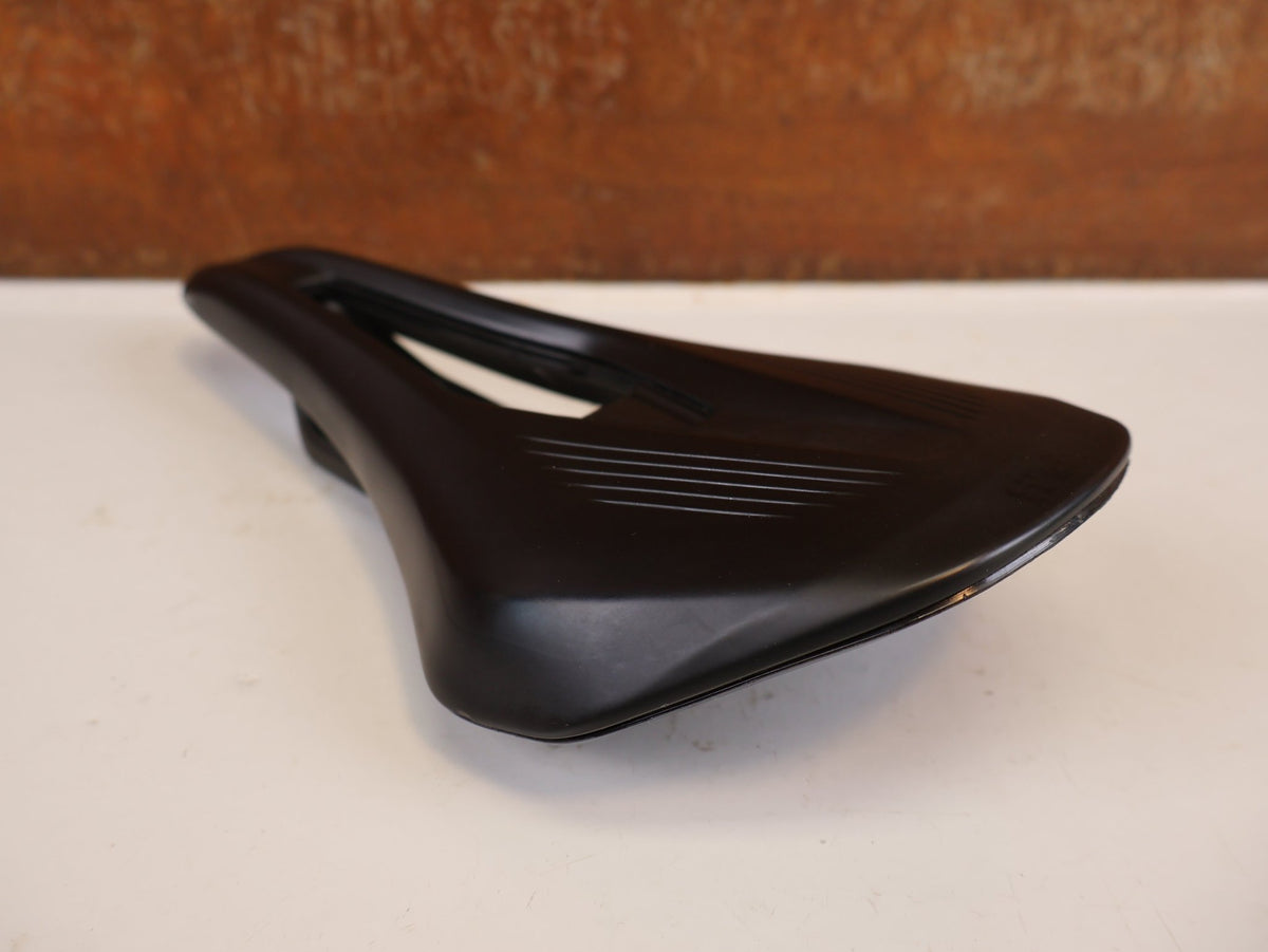 Sattel von Fizik, FIZIK VENTO ARGO R1 CARBON SATTEL 140 MM 185G vor USEDBIKES-OB.DE Hintergrund