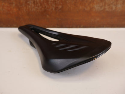 Sattel von Fizik, FIZIK VENTO ARGO R1 CARBON SATTEL 140 MM 185G vor USEDBIKES-OB.DE Hintergrund