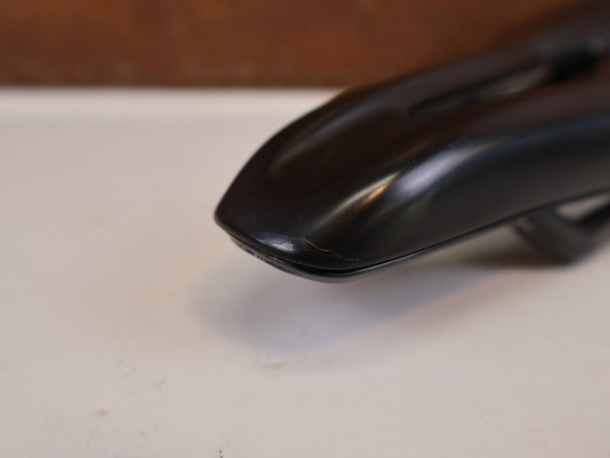 Sattel von Fizik, FIZIK VENTO ARGO R1 CARBON SATTEL 140 MM 185G vor USEDBIKES-OB.DE Hintergrund