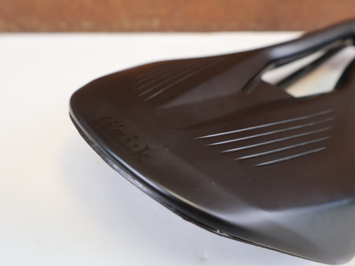 Sattel von Fizik, FIZIK VENTO ARGO R1 CARBON SATTEL 140 MM 185G vor USEDBIKES-OB.DE Hintergrund