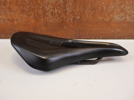 Sattel von Fizik, FIZIK VENTO ARGO R1 CARBON SATTEL 140 MM 185G vor USEDBIKES-OB.DE Hintergrund