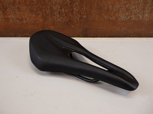 Sattel von Fizik, FIZIK VENTO ARGO SATTEL SCHWARZ RENNRAD / 140MM / 236G vor USEDBIKES-OB.DE Hintergrund