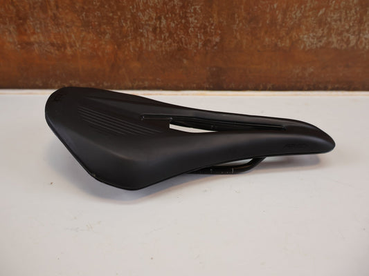 Sattel von Fizik, FIZIK VENTO ARGO SATTEL SCHWARZ RENNRAD / 140MM / 236G vor USEDBIKES-OB.DE Hintergrund