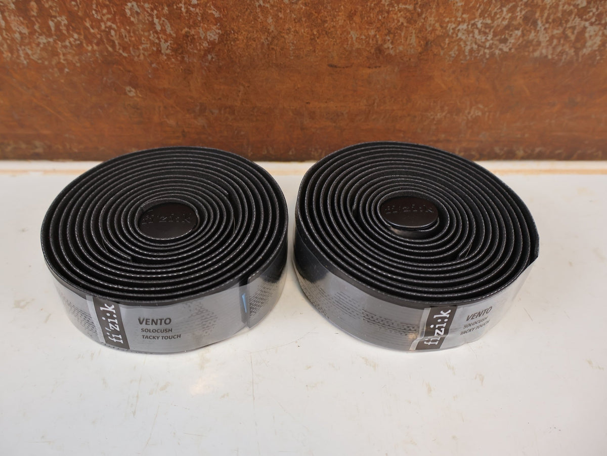 Griffe und Lenkerbänder von Supacaz, FIZIK VENTO SOLOCUSH TACKY LENKERBAND 2.7MM BLACK vor USEDBIKES-OB.DE Hintergrund