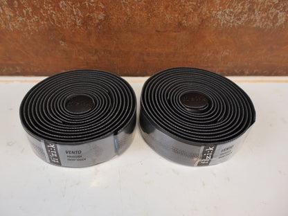 Griffe und Lenkerbänder von Supacaz, FIZIK VENTO SOLOCUSH TACKY LENKERBAND 2.7MM BLACK vor USEDBIKES-OB.DE Hintergrund