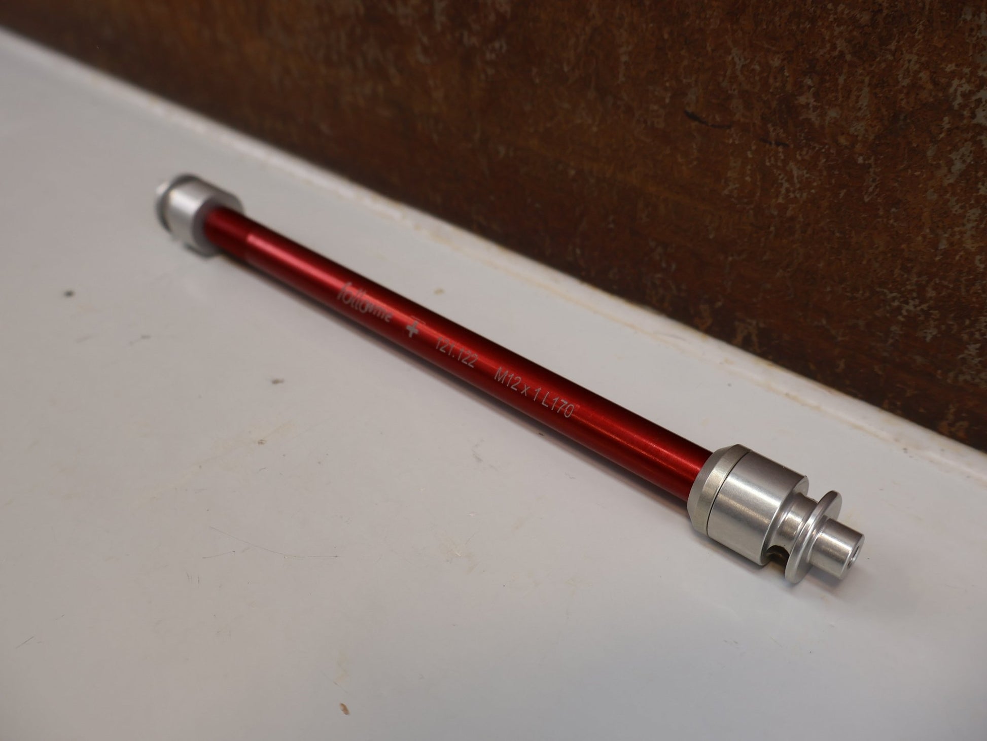 Zubehör von Followme, FOLLOWME STECKACHSE M12X1,0X170 MM / ALUMINIUM / ROT / SYNTACE DT - SWISS BOOST vor USEDBIKES - OB.DE Hintergrund