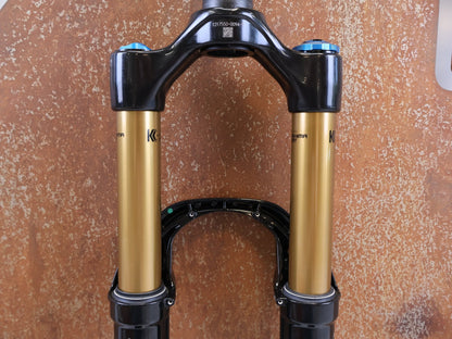 Federgabel von Fox, FOX 36 FACTORY FLOAT 29" 150 MM GRIP X2 FEDERGABEL vor USEDBIKES-OB.DE Hintergrund