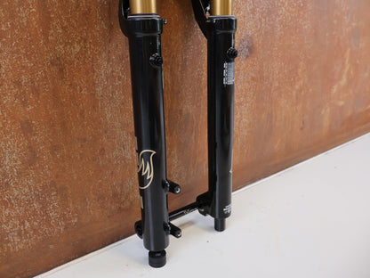 Federgabel von Fox, FOX 36 FACTORY FLOAT 29" 150 MM GRIP X2 FEDERGABEL vor USEDBIKES-OB.DE Hintergrund