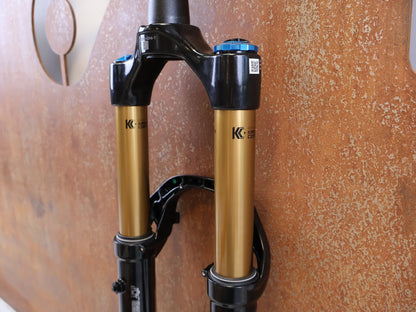 Federgabel von Fox, FOX 36 FACTORY FLOAT 29" 150 MM GRIP X2 FEDERGABEL vor USEDBIKES-OB.DE Hintergrund