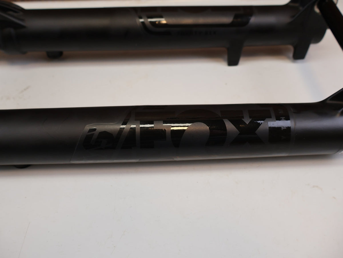 Federgabel von Fox, FOX 36 FLOAT 29 RHYTHM 150MM GRIP KABOLT X FEDERGABEL vor USEDBIKES-OB.DE Hintergrund