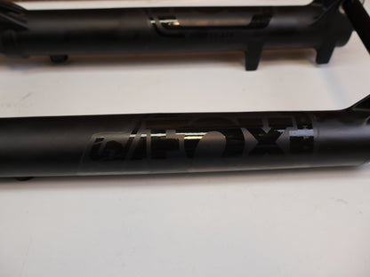 Federgabel von Fox, FOX 36 FLOAT 29 RHYTHM 150MM GRIP KABOLT X FEDERGABEL vor USEDBIKES-OB.DE Hintergrund