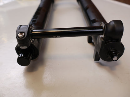 Federgabel von Fox, FOX 36 FLOAT 29 RHYTHM 150MM GRIP KABOLT X FEDERGABEL vor USEDBIKES-OB.DE Hintergrund
