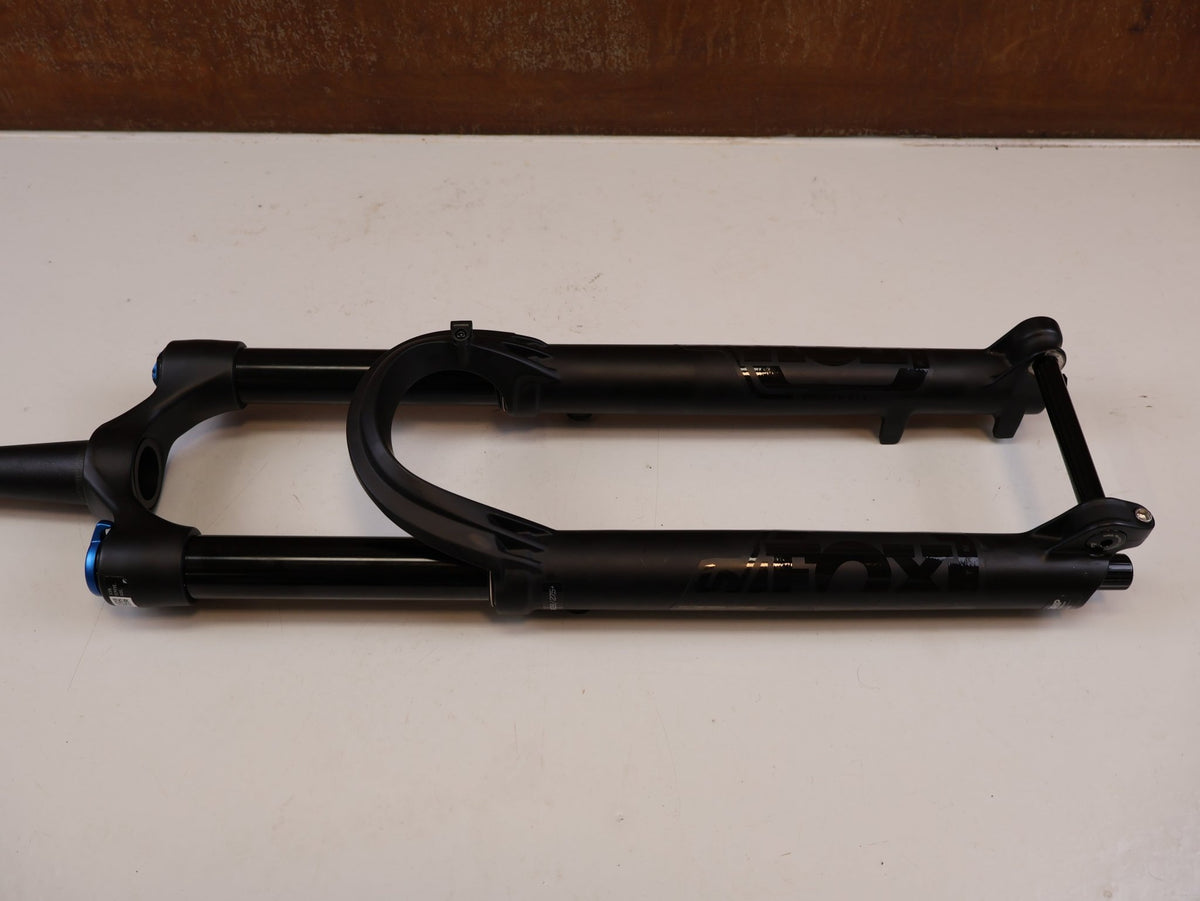 Federgabel von Fox, FOX 36 FLOAT 29 RHYTHM 150MM GRIP KABOLT X FEDERGABEL vor USEDBIKES-OB.DE Hintergrund