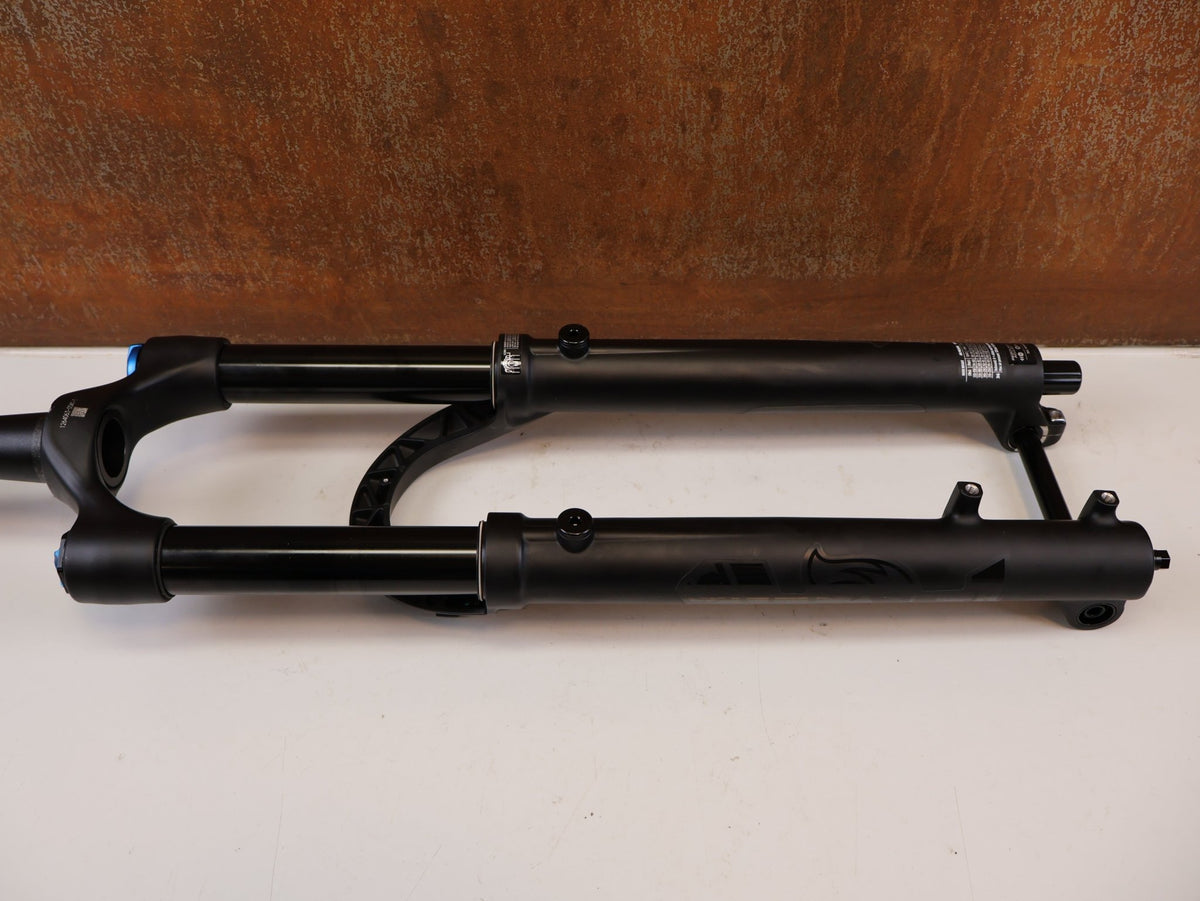 Federgabel von Fox, FOX 36 FLOAT 29 RHYTHM 150MM GRIP KABOLT X FEDERGABEL vor USEDBIKES-OB.DE Hintergrund