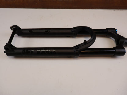Federgabel von Fox, FOX 36 FLOAT 29 RHYTHM 150MM GRIP KABOLT X FEDERGABEL vor USEDBIKES-OB.DE Hintergrund