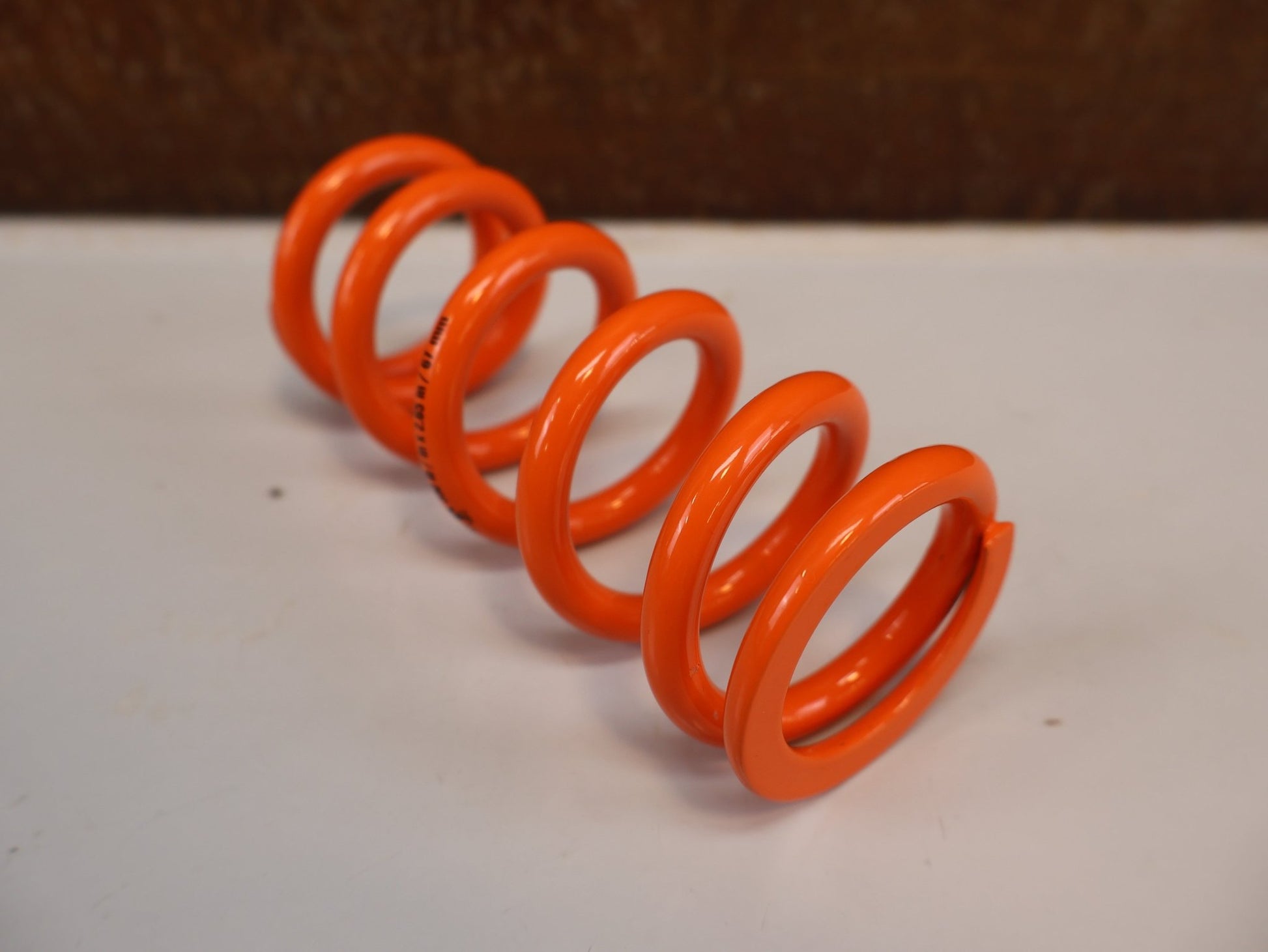 Federgabel & Dämpfer von Fox Racing, FOX DÄMPFERFEDER SLS ORANGE / 350 LBS X 2,65" / 67 MM HUB / STAHLFEDER / 033 - 22 - 017 vor USEDBIKES - OB.DE Hintergrund