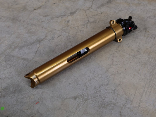 Federgabel, Gabel & Dämpfer von Fox, FOX FACTORY ISOSTRUT 2 - POSITION DÄMPFER – TREK SUPERCALIBER (2021) – BASTLERWARE vor USEDBIKES - OB.DE Hintergrund