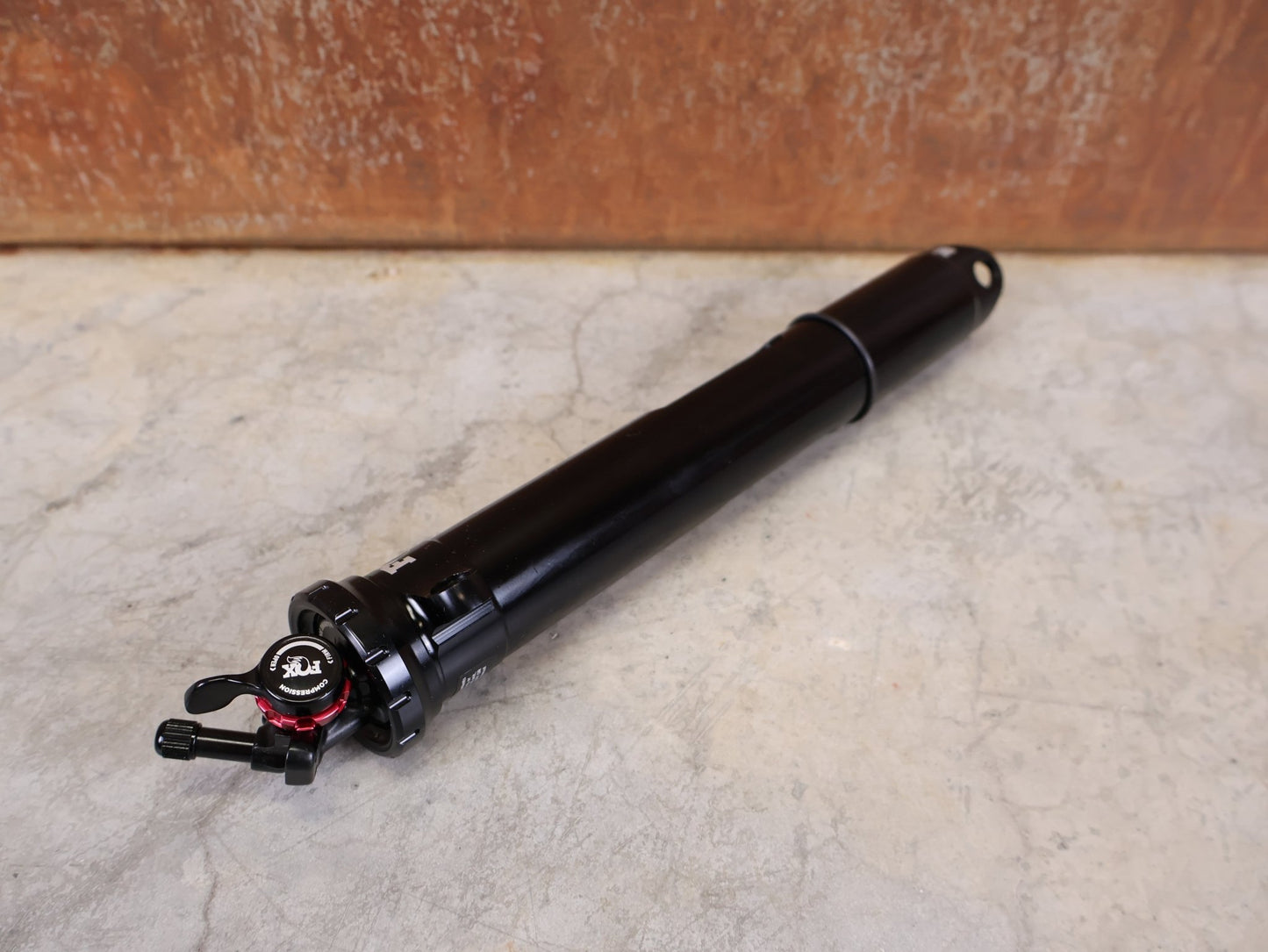 Federgabel, Gabel & Dämpfer von Fox, FOX FLOAT ISOSTRUT 2 - POSITION – TREK SUPERCALIBER (2021) vor USEDBIKES - OB.DE Hintergrund