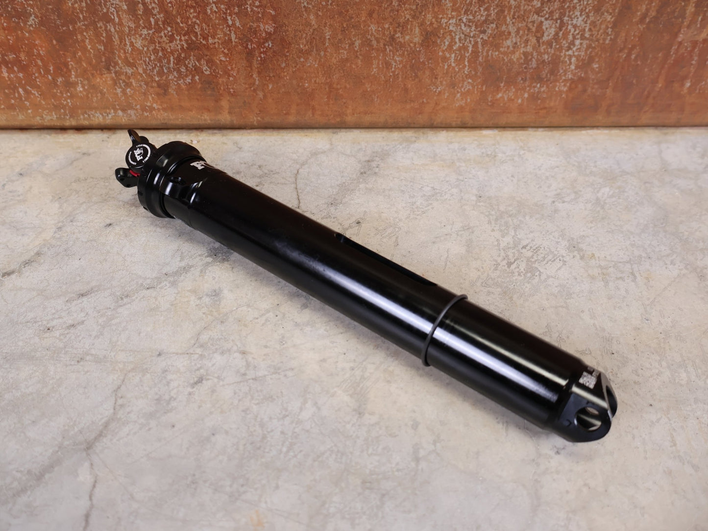 Federgabel, Gabel & Dämpfer von Fox, FOX FLOAT ISOSTRUT 2 - POSITION – TREK SUPERCALIBER (2021) vor USEDBIKES - OB.DE Hintergrund