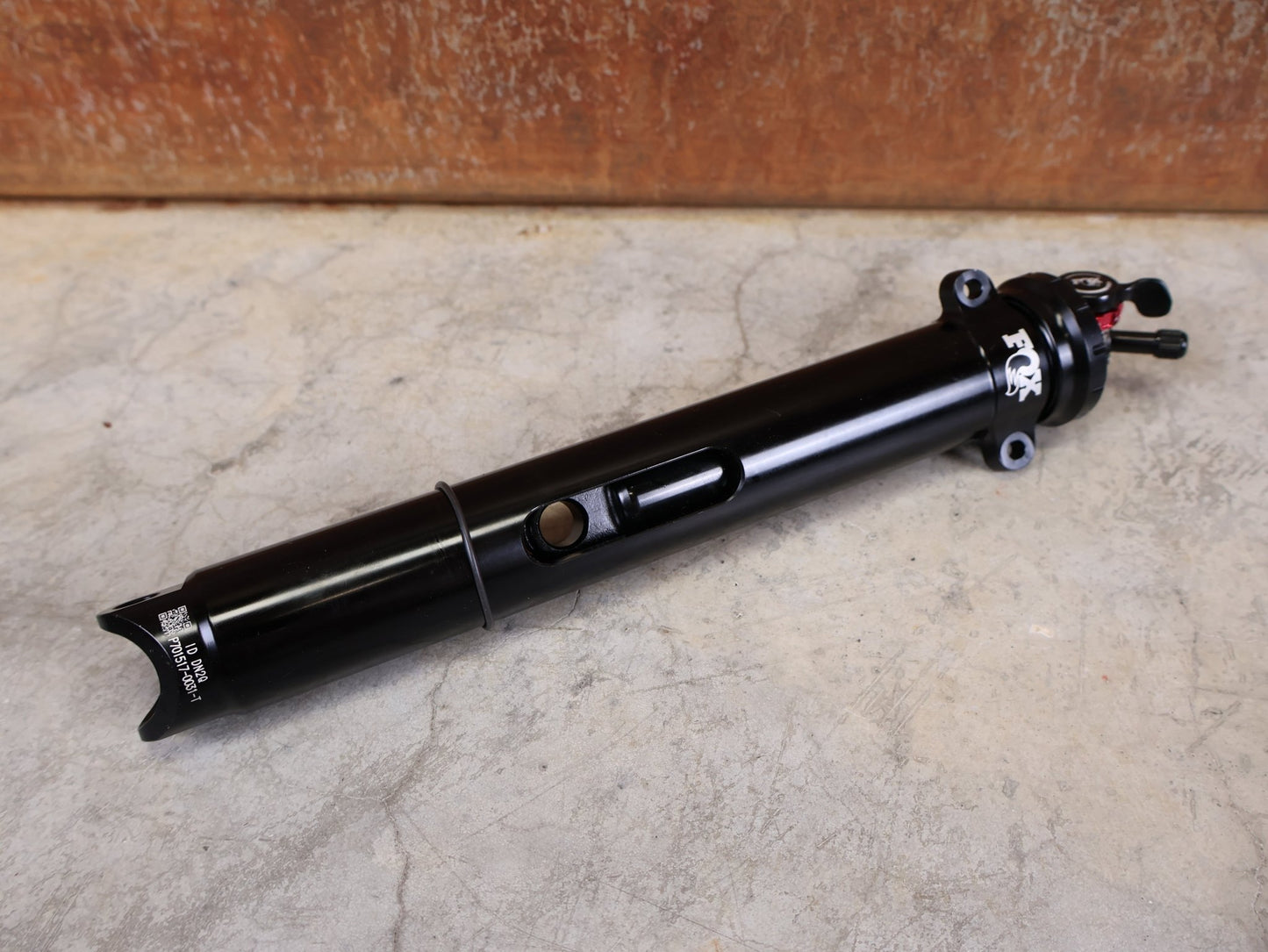 Federgabel, Gabel & Dämpfer von Fox, FOX FLOAT ISOSTRUT 2 - POSITION – TREK SUPERCALIBER (2021) vor USEDBIKES - OB.DE Hintergrund