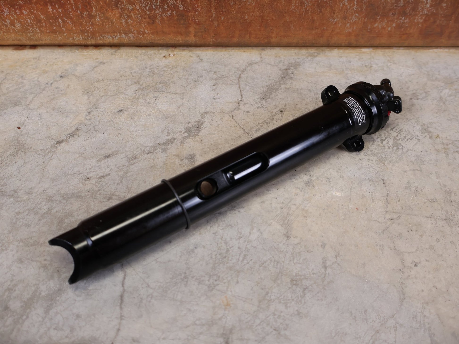 Federgabel, Gabel & Dämpfer von Fox, FOX FLOAT ISOSTRUT 2 - POSITION – TREK SUPERCALIBER (2021) vor USEDBIKES - OB.DE Hintergrund