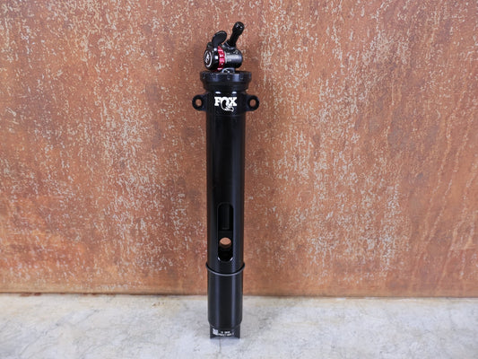 Federgabel, Gabel & Dämpfer von Fox, FOX FLOAT ISOSTRUT 2 - POSITION – TREK SUPERCALIBER (2021) vor USEDBIKES - OB.DE Hintergrund