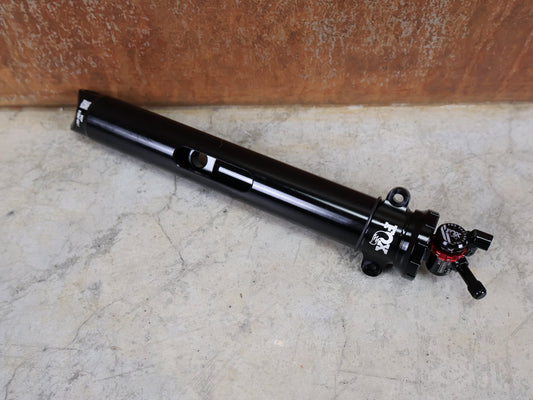 Federgabel, Gabel & Dämpfer von Trek, FOX FLOAT ISOSTRUT REMOTE – TREK SUPERCALIBER (2021) vor USEDBIKES - OB.DE Hintergrund