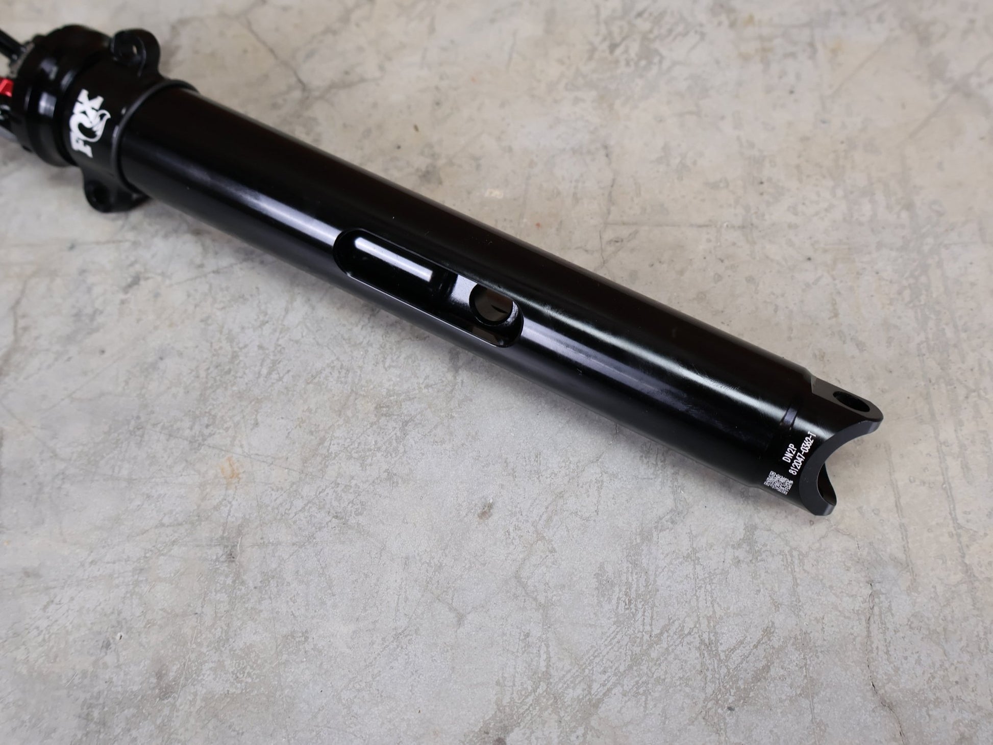 Federgabel, Gabel & Dämpfer von Trek, FOX FLOAT ISOSTRUT REMOTE – TREK SUPERCALIBER (2021) vor USEDBIKES - OB.DE Hintergrund