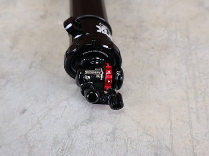 Federgabel, Gabel & Dämpfer von Trek, FOX FLOAT ISOSTRUT REMOTE – TREK SUPERCALIBER (2021) vor USEDBIKES - OB.DE Hintergrund