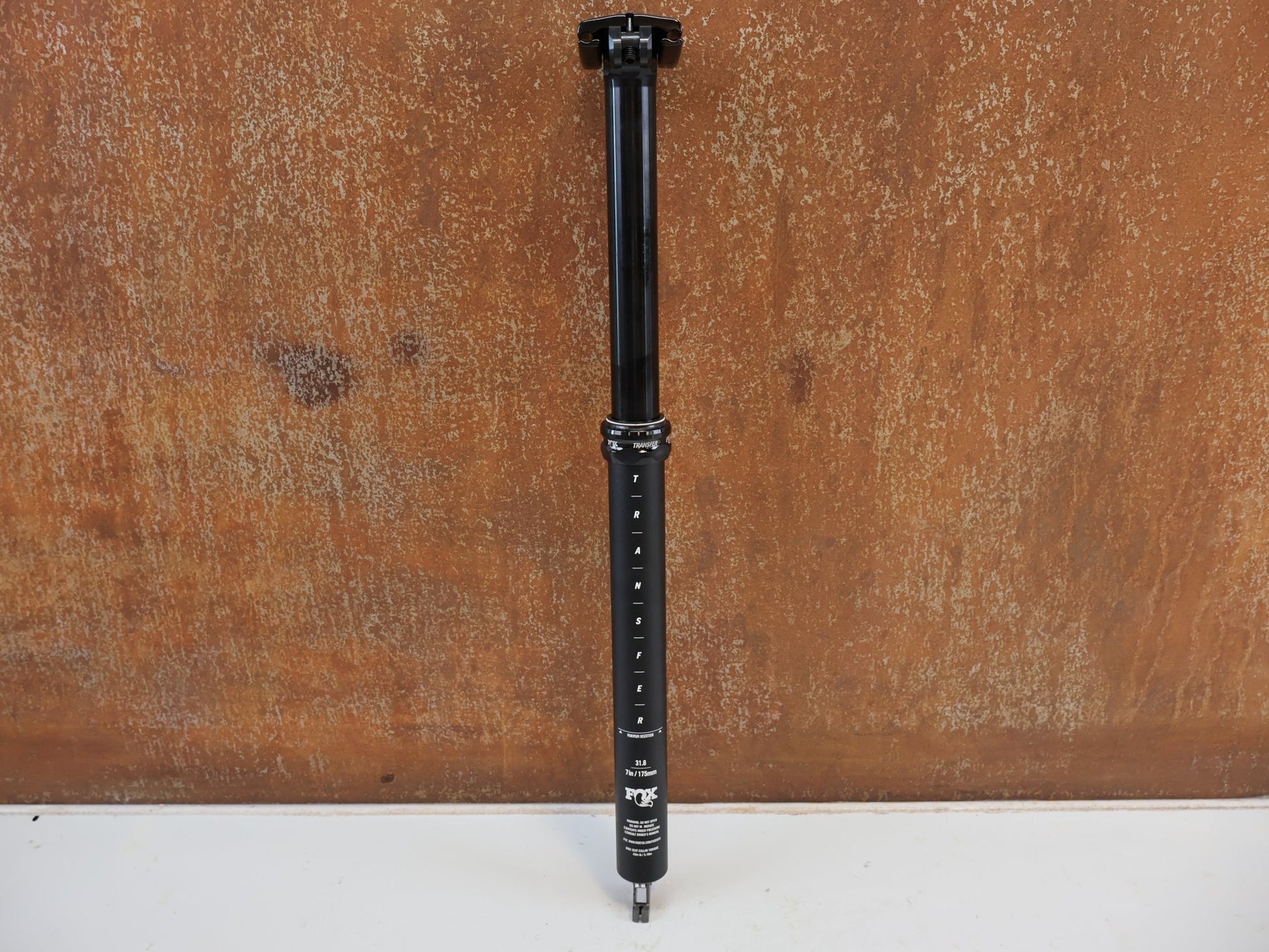 Sattelstütze von Fox, FOX RACING SHOX TRANSFER PERFORMANCE ELITE / VARIO SATTELSTÜTZE / 31.6MM / 175MM vor USEDBIKES-OB.DE Hintergrund