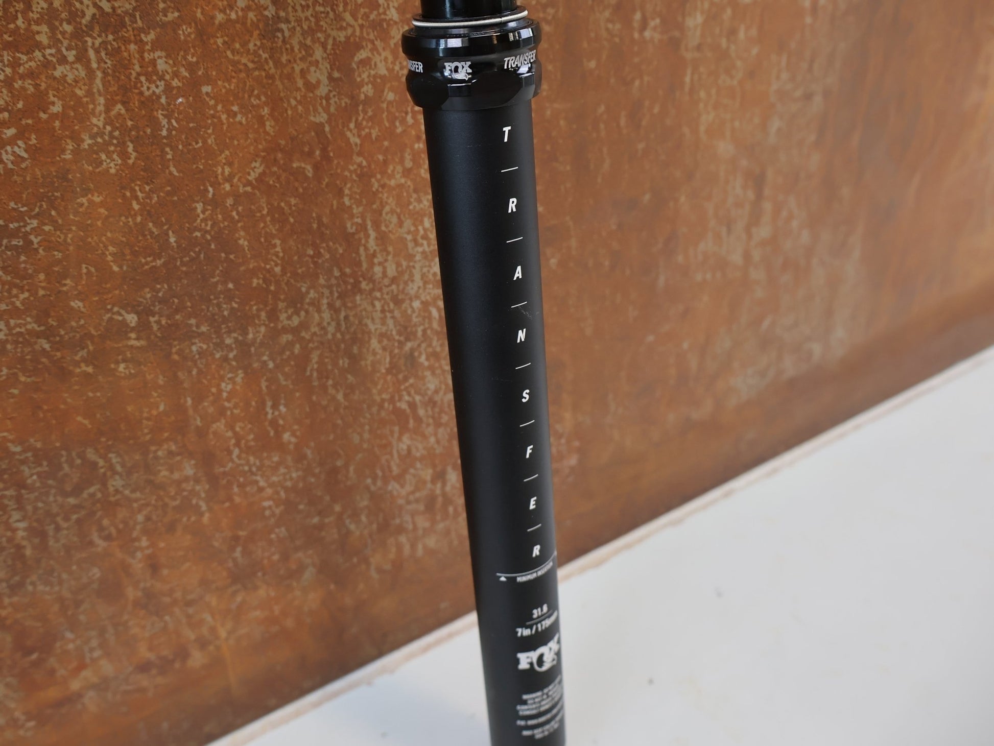 Sattelstütze von Fox, FOX RACING SHOX TRANSFER PERFORMANCE ELITE / VARIO SATTELSTÜTZE / 31.6MM / 175MM vor USEDBIKES-OB.DE Hintergrund