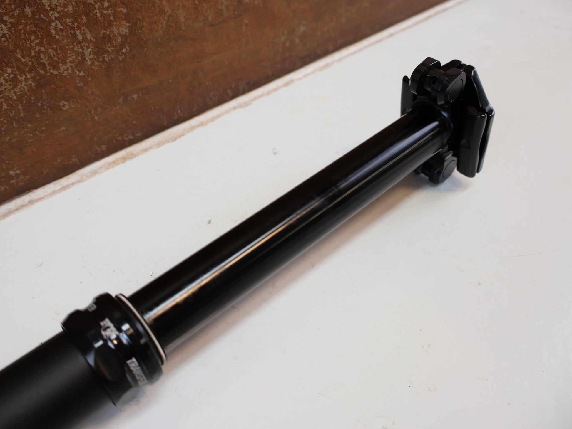 Sattelstütze von Fox, FOX RACING SHOX TRANSFER PERFORMANCE ELITE / VARIO SATTELSTÜTZE / 31.6MM / 175MM vor USEDBIKES-OB.DE Hintergrund
