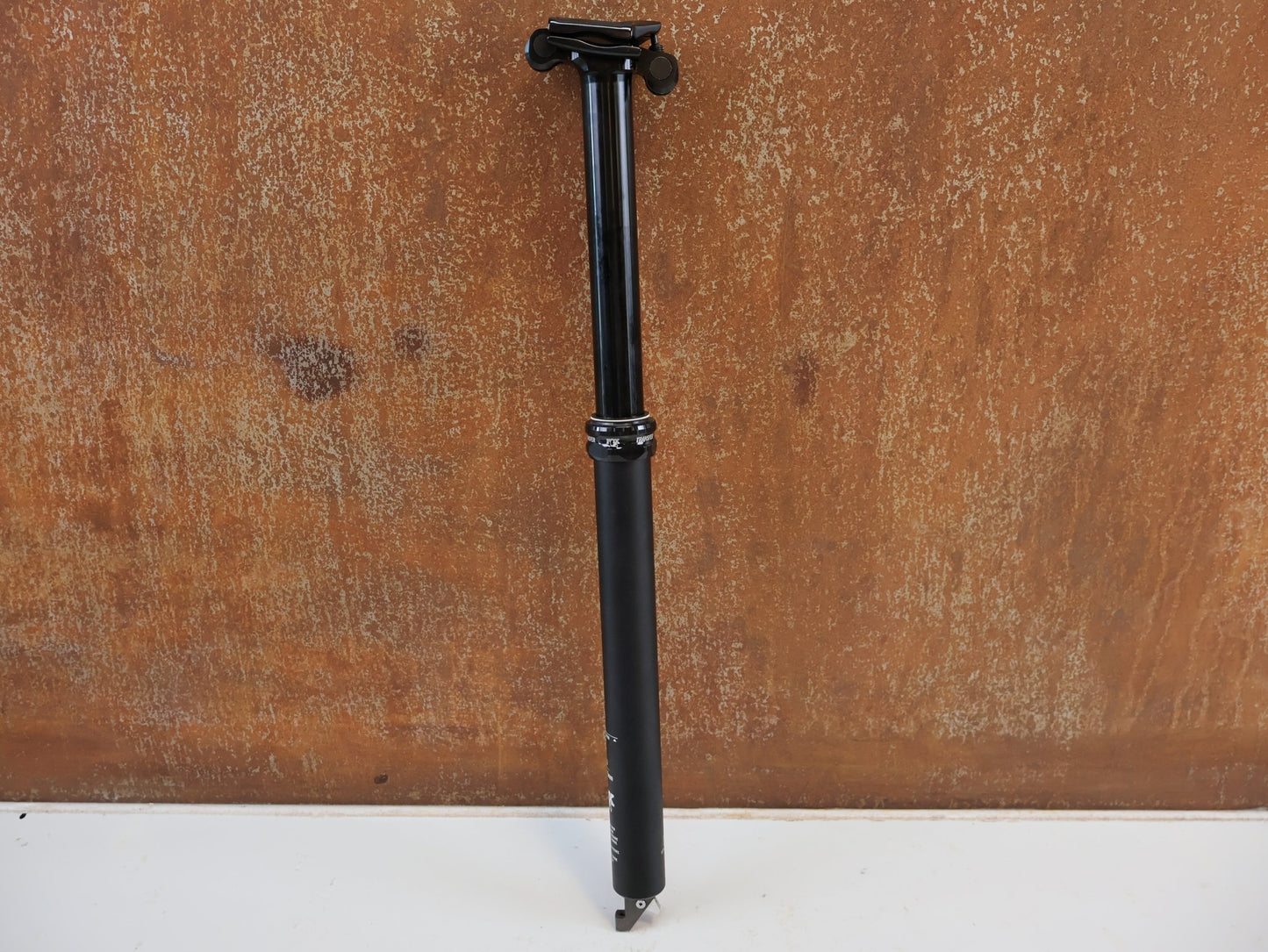 Sattelstütze von Fox, FOX RACING SHOX TRANSFER PERFORMANCE ELITE / VARIO SATTELSTÜTZE / 31.6MM / 175MM vor USEDBIKES-OB.DE Hintergrund